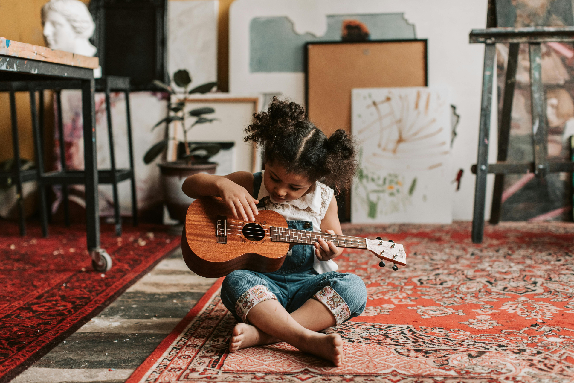 Kinderen maken samen muziek in een groepsles
